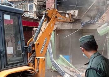 काठमाडौं कोर-सिटीको ४४ वर्ष पुरानो सामुदायिक घरमा चल्यो महानगरको डोजर