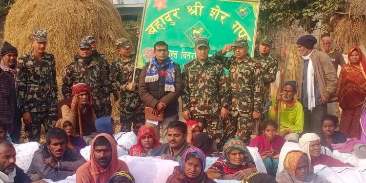 सिरहाको बरियारपट्टीमा फाइवर वाला कम्बल वितरण