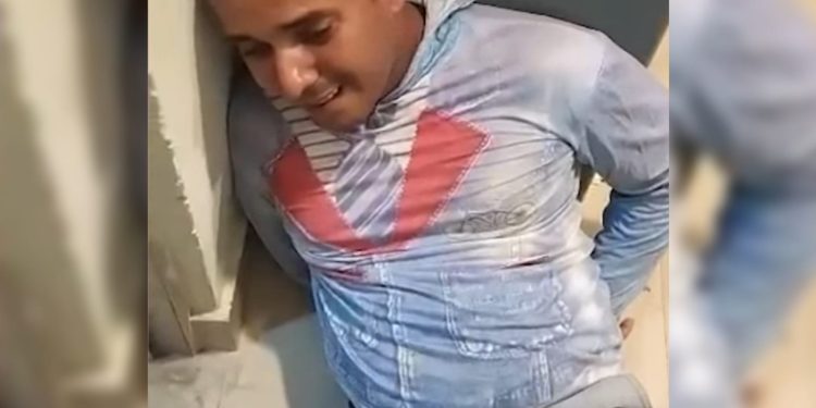 सिरहामा कार्यरत्त एक प्रहरी जवानलाई कार्यालय परिसरभित्रै हात खुट्टा बाधेर यातना