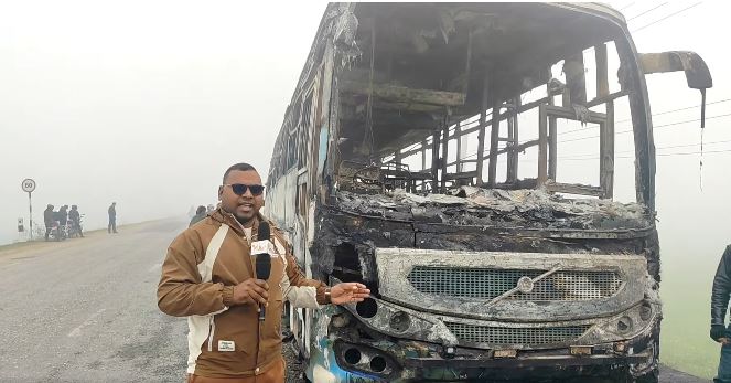 काठमाडौ देखि सुर्खेत जाने बस लबनीचोक देखि करिब ८०० मिटर पश्चिममा आगलागी