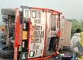 गोलबजारमा स्याउ लोड गरिएको ट्रक दुर्घटना, चालक घाइते