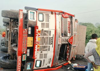 गोलबजारमा स्याउ लोड गरिएको ट्रक दुर्घटना, चालक घाइते