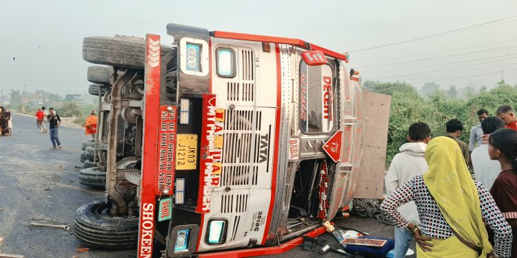 गोलबजारमा स्याउ लोड गरिएको ट्रक दुर्घटना, चालक घाइते